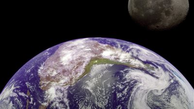 علماء فلك يبينون متى بدأ القمر 