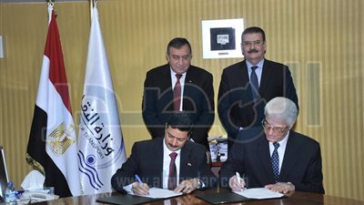 وزير النقل وعصام شرف يشهدان توقيع بروتوكولات تعاون بين المعهد القومى للنقل وعدد من الجهات