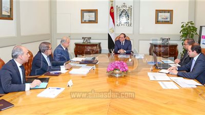 السيسى يجتمع برئيس مجلس الوزراء ووزيري المالية والتخطيط  لاستعراض موازنة الدولة لعام 2016/2017