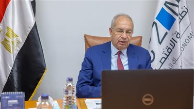 رئيس «اقتصادية قناة السويس» يستعرض فرص الهيدروجين الأخضر في المناطق الصناعية