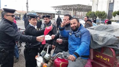 فيديو.. الشرطة توزع الحلوى والورود على المرضى بمستشفيات الأقصر