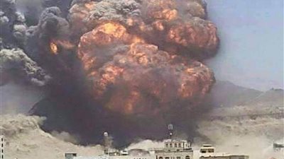 بالفيديو.. انفجار هائل بعد قصف قاعدة صواريخ 