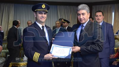 بالصور.. وزير الطيران المدني يكرم طاقم الرحلة المختطفة