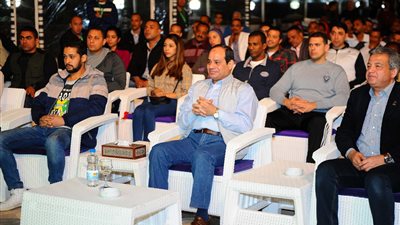 السيسى يتابع  مباراة مصر وغانا فى أسوان ( صور) 