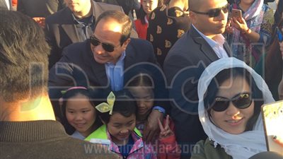 السيسي يوقف موكبه ويصافح المواطنين والسياح بأسوان (فيديو)