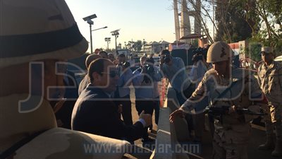  السيسي يتفقد عناصر تأمين السد العالي بأسوان (صور)