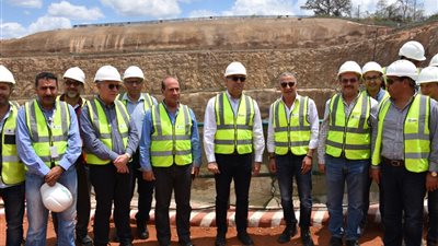 وزير الإسكان يتفقد مشروع إنشاء سد ومحطة جيوليوس نيريرى بتنزانيا