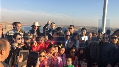 صور.. السيسي يلتقط صورا تذكارية مع السياح في أسوان