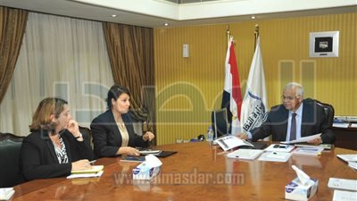 وزير النقل  يناقش مع 