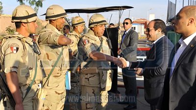السيسي يتفقد أحد الكمائن الخاصة بالقوات المسلحة في أسوان (صور)