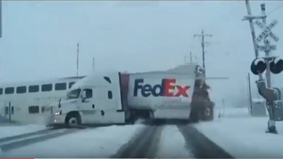 شاهد.. قطار يشطر شاحنة إلى نصفين