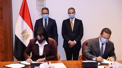 «الاتصالات» توقع بروتوكول لتطوير البنية التكنولوجية لوزارة السياحة والآثار