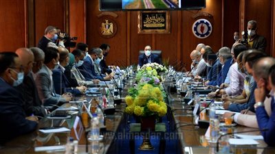 رئيس الوزراء: تطوير وربط مخارج العين السخنة مع مدينة السويس