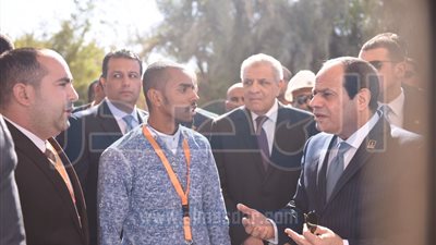 بعد إحراج شاب لمحافظ أسوان.. السيسي يزور مصرف 