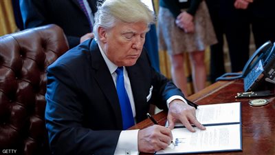 بعد قرار ترامب.. مطار القاهرة يمنع 5 عراقيين ويمني من السفر لأمريكا