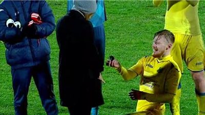 بالفيديو..لاعب روسي يطلب صديقته للزواج على أرض الملعب