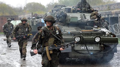 بالفيديو..تدريبات عسكرية أوروبية تجري قرب 