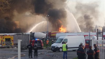 بالصور.. انفجارات في منطقة صناعية قرب 