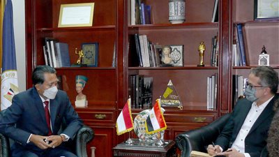 وزير السياحة يبحث تعزيز سبل التعاون مع السفير الإندونيسي 