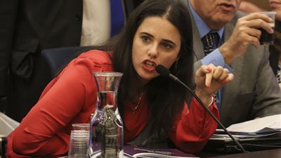 اسرائيل تسن قانونا يشدد عقوبة الرشق بالحجارة والفلسطينيون يحتجون