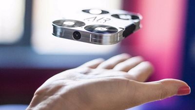 صور.. غطاء هاتف يتحول لطائرة لالتقاط سيلفي 