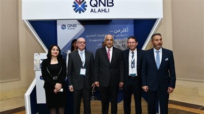 محافظ البنك المركزي يتفقد جناح QNB الأهلي خلال المؤتمر المصرفي العربي