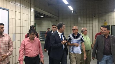 وزير النقل في جولة مفاجئة بعدد من محطات مترو الأنفاق