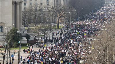 بالفيديو.. الآلاف من المحتجين في شوارع 