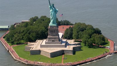 بالفيديو.. إنذار كاذب لوجود متفجرات قرب تمثال الحرية في 