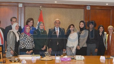 وزير التجارة يلتقي عددا من شباب مصممي الأزياء (صور)