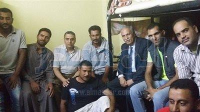 بالصور.. المستشار العمالي بقطر يطمئن علي حالة العامل المصري المصاب في حادث الدوحة