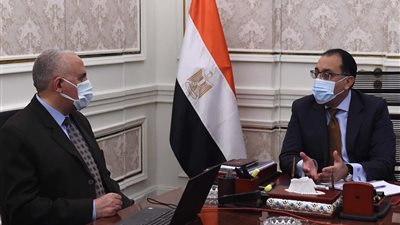 رئيس الوزراء يستعرض مقترح استغلال 3 مليارات متر من مياه المصارف