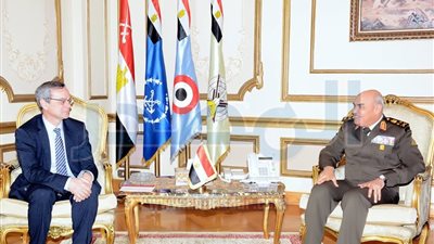 وزير الدفاع يلتقي وفدا من الجمعية البرلمانية لـ