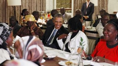 أوباما يتناول العشاء مع عائلته الكينية عقب وصوله لمسقط رأس والده