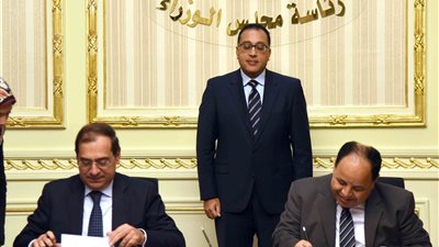 رئيس الوزراء يشهد توقيع الاتفاق على معايير تقييم المنشآت البترولية ضريبيًا