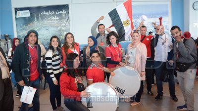 جماهير المنتخب تهتف في المطار قبل السفر للجابون (فيديو وصور)