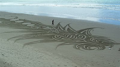  فنان هندي يقدم نحتا فنيا لمساعدة ضحايا زلزال 