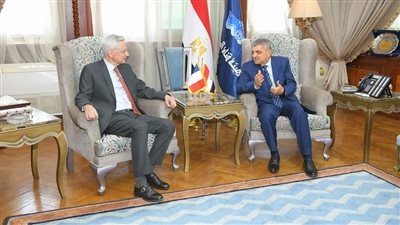 رئيس هيئة قناة السويس يبحث سُبل التعاون مع السفير الفرنسي في القاهرة