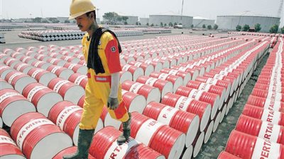 النفط يتماسك بالقرب من 57 دولارا للبرميل