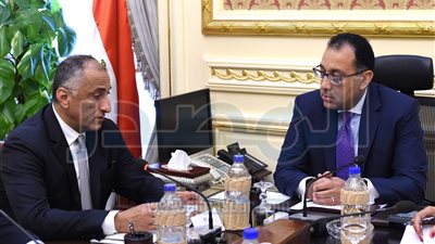 رئيس الوزراء يتابع خطط التحول إلى مجتمع رقمى
