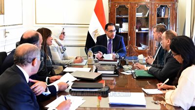 رئيس الوزراء يستعرض سبل تطوير شركات الأدوية لتلبية إحتياجات السوق