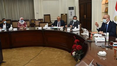 وزير الإسكان يتابع سير العمل بمنطقة الأعمال المركزية فى العاصمة الإدارية