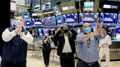 أسواق الأسهم والنفط ترتفع بعد الإعلان عن لقاح «كورونا»