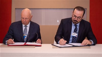 حكومة الإمارات توقع اتفاقية شراكة استراتيجية مع المنتدى الاقتصادي العالمي