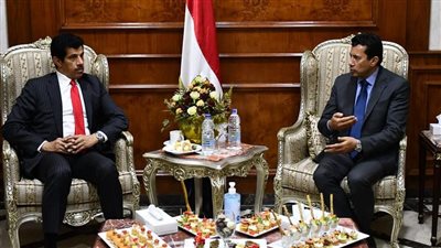 وزير الشباب يبحث مع سفير قطر تعزيز التعاون في مجال العمل الرياضي 