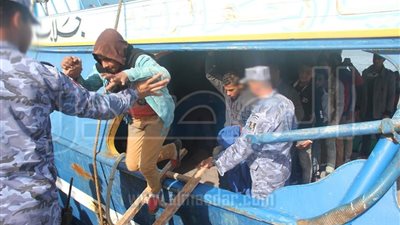 بالصور.. القوات البحرية تحبط محاولة هجرة غير شرعية لـ 14 مصرياً 