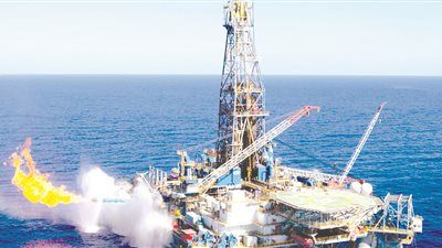 «البترول» تبدأ إجراءات تسوية قضية دمياط للإسالة