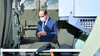 السيسى يتفقد عدداً من نماذج المركبات متعددة الاستخدام