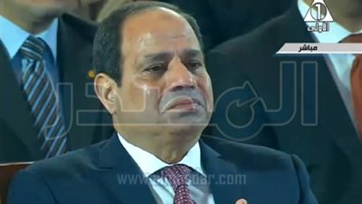 شاهد.. السيسي يبكي أثناء رواية أم شهيد تفاصيل وفاة نجلها