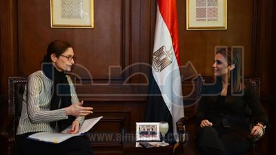 سحر نصر تتفق مع 